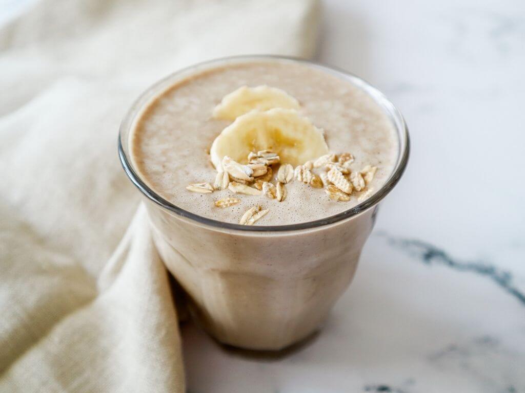 Frühstück &amp; Kaffee in einem: Smoothie mit Haferflocken, Banane ...